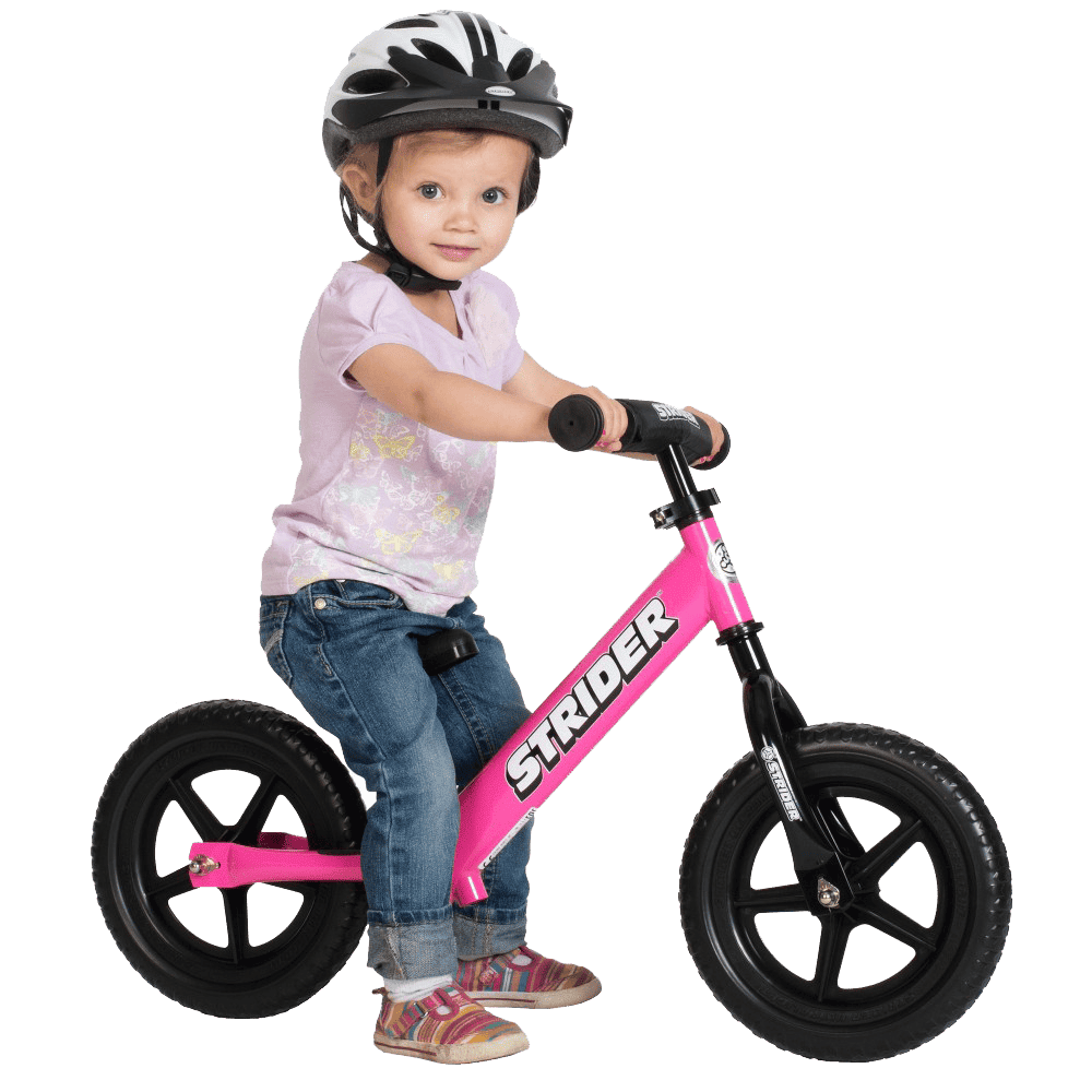 ילדה רוכבת על אופני איזון