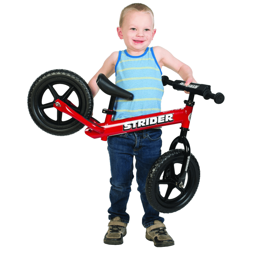 ילד מחזיק אופניים